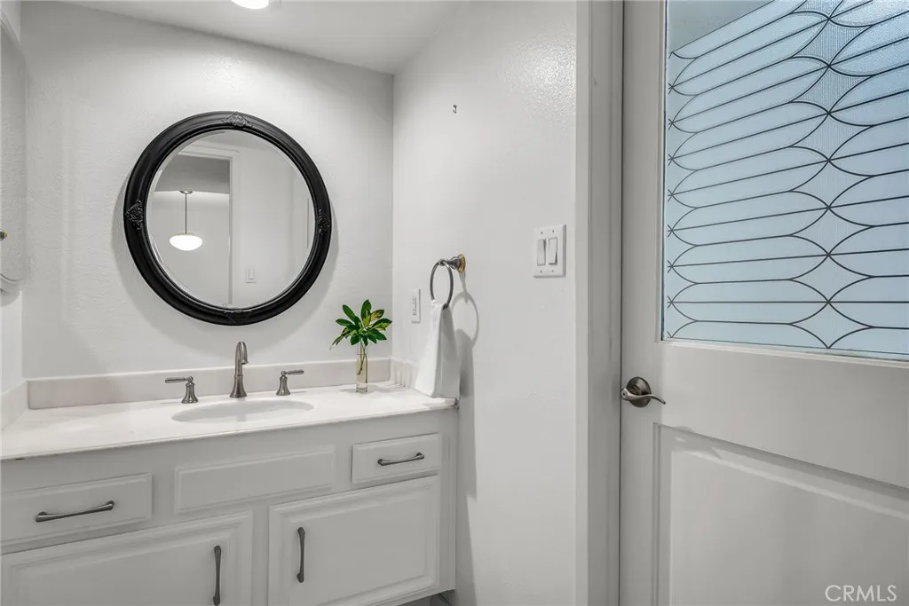 Glendale, California 91202, United States, 2 Bedrooms Bedrooms, ,2 BathroomsBathrooms,Residential,Active,209822