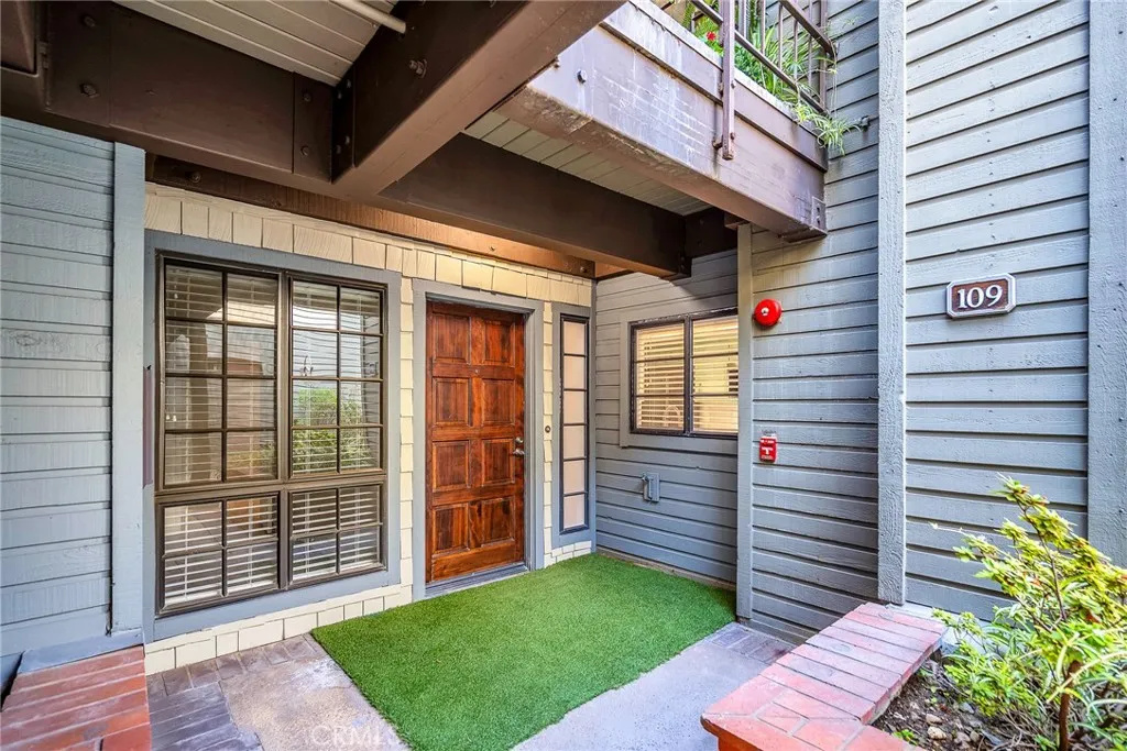 Glendale, California 91202, United States, 2 Bedrooms Bedrooms, ,2 BathroomsBathrooms,Residential,Active,209822