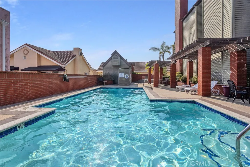 Glendale, California 91202, United States, 2 Bedrooms Bedrooms, ,2 BathroomsBathrooms,Residential,Active,209822