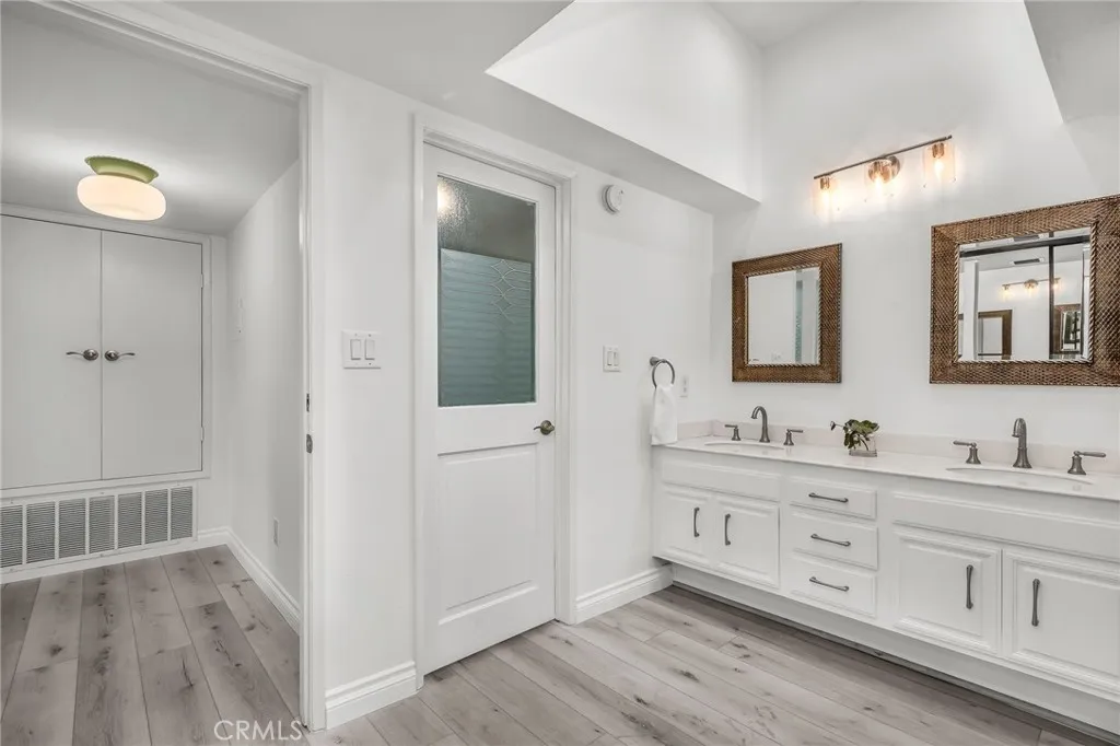 Glendale, California 91202, United States, 2 Bedrooms Bedrooms, ,2 BathroomsBathrooms,Residential,Active,209822