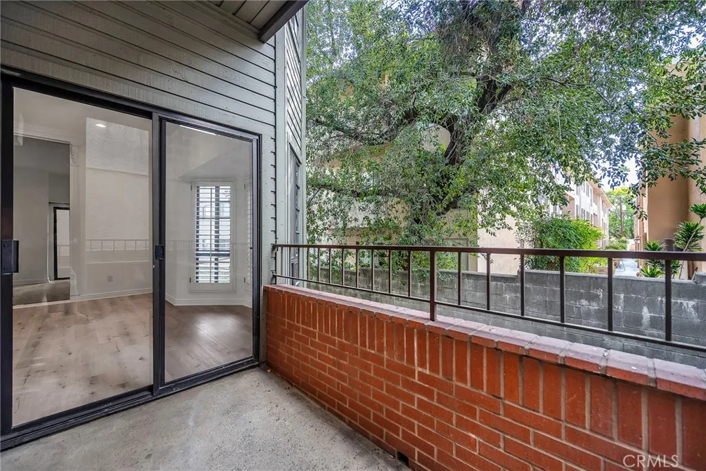 Glendale, California 91202, United States, 2 Bedrooms Bedrooms, ,2 BathroomsBathrooms,Residential,Active,209822