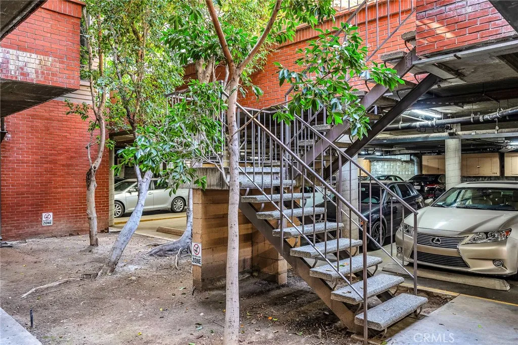 Glendale, California 91202, United States, 2 Bedrooms Bedrooms, ,2 BathroomsBathrooms,Residential,Active,209822