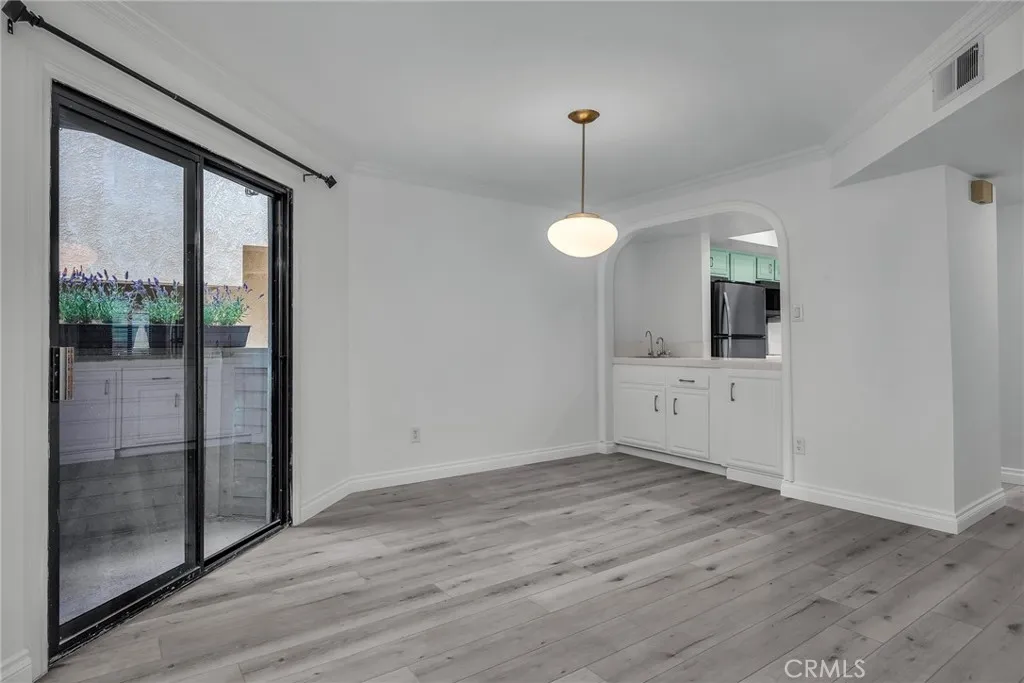 Glendale, California 91202, United States, 2 Bedrooms Bedrooms, ,2 BathroomsBathrooms,Residential,Active,209822