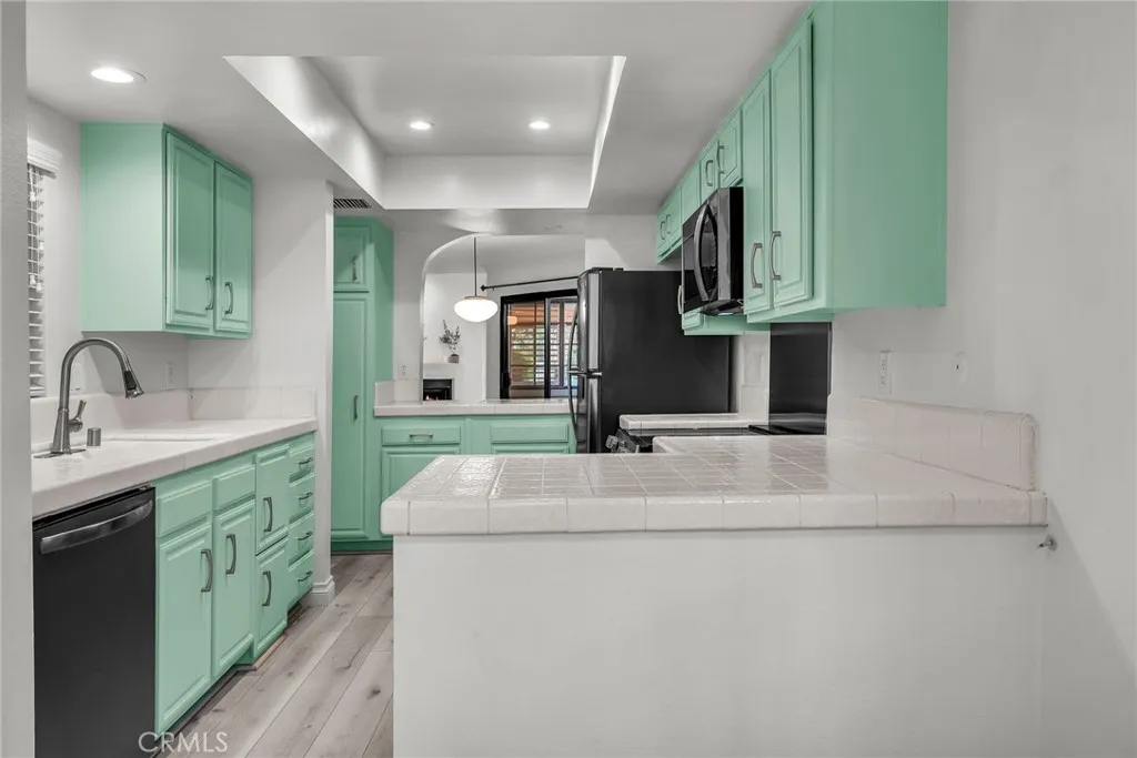 Glendale, California 91202, United States, 2 Bedrooms Bedrooms, ,2 BathroomsBathrooms,Residential,Active,209822