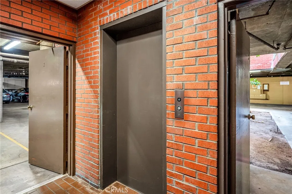 Glendale, California 91202, United States, 2 Bedrooms Bedrooms, ,2 BathroomsBathrooms,Residential,Active,209822