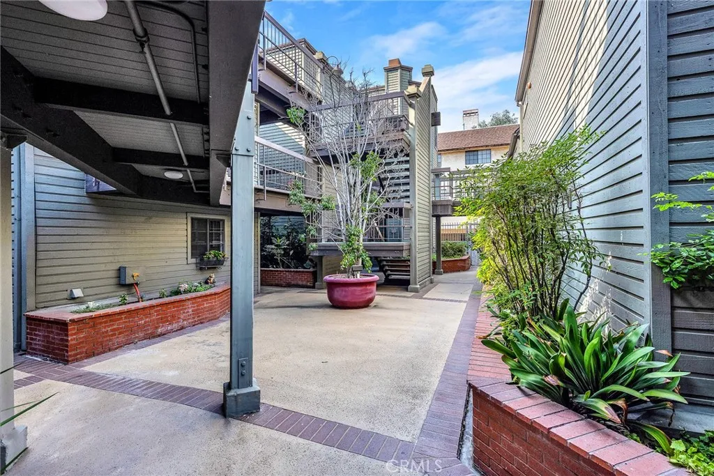 Glendale, California 91202, United States, 2 Bedrooms Bedrooms, ,2 BathroomsBathrooms,Residential,Active,209822