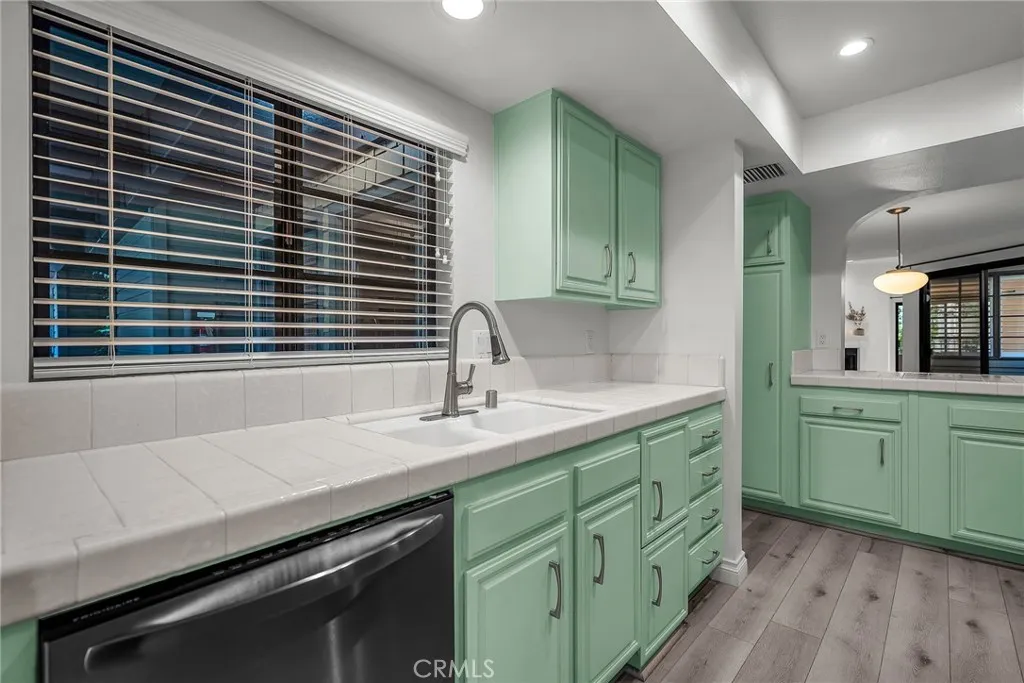 Glendale, California 91202, United States, 2 Bedrooms Bedrooms, ,2 BathroomsBathrooms,Residential,Active,209822