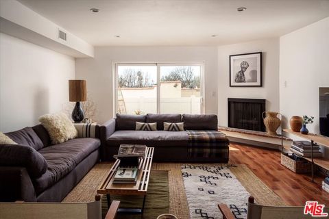 Photo of 527 E Cypress Avenue #C, Burbank, CA 91501 (MLS # 26667157)