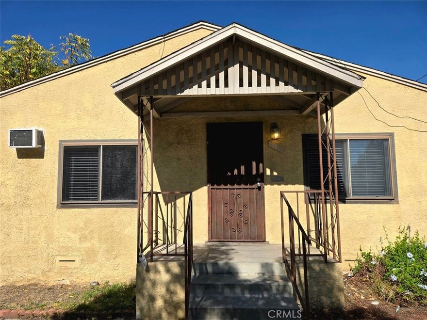 * FRONT HOUSE * This lovely 2 bedroom 2 bathroom home has a formal entry into a spacious living room. Tile in living room, kitchen and bathrooms. Kitchen with brown shaker style cabinets, gas range included and washer and dryer hookups . Both bedrooms with carpet and ceiling fans. Master bedroom with attached second bathroom. Drive way parking available. * Included in rent: None * Laundry: Washer and Dryer Hookups * Pet Policy: No Pets * Rent: $2,000 / Security Deposit: $2,000 / $45 per Adult Processing Fee – Cashier’s Check or Money Order only for Application Fee, Security Deposit and Processing Fee. NO smoking/vaping. One application per person living in property 18 and over. We require all original applications be delivered to our offices by prospective tenant. All tenants must carry renters insurance for the totality of their lease. Please be sure to read our entire application. Square footage and lot sizes are estimated. Minimum one year lease. *
