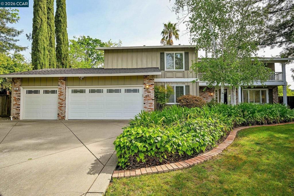 Photo of 661 Derbyshire Place Pl, Danville, CA 94526 (MLS # 41127271)