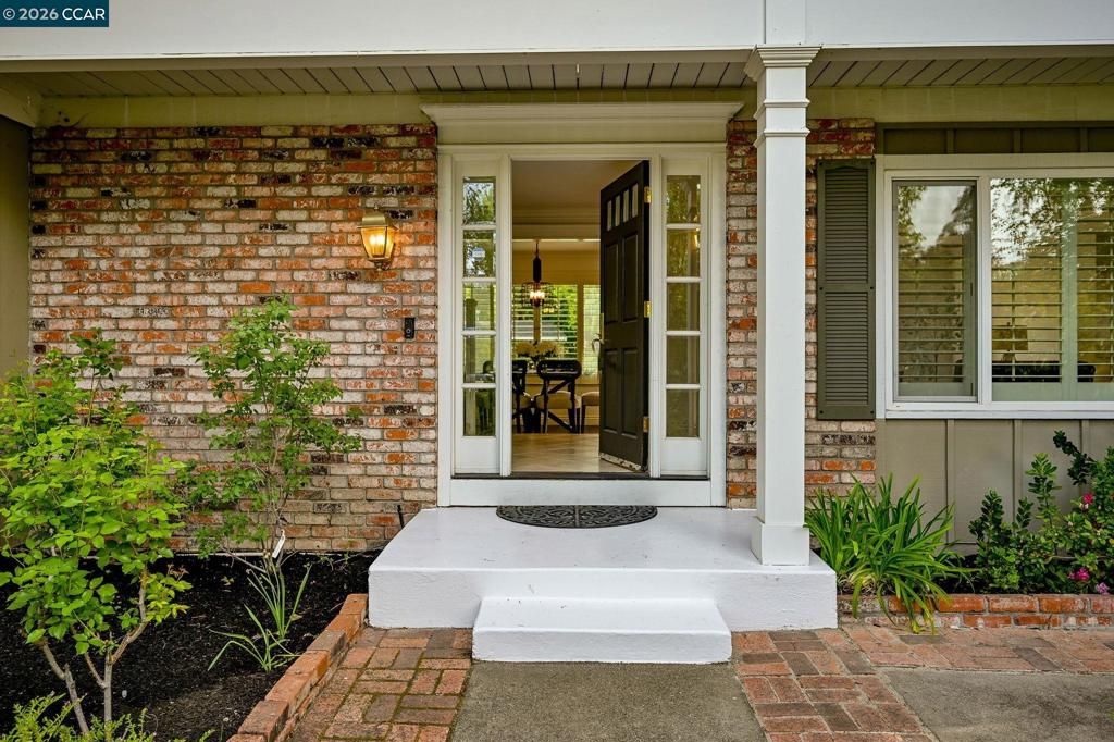 Photo of 661 Derbyshire Place Pl, Danville, CA 94526 (MLS # 41127271)