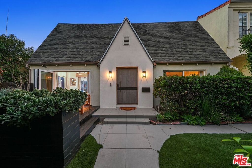 Photo of 1155 S Rimpau Boulevard, Los Angeles, CA 90019 (MLS # 25620477)