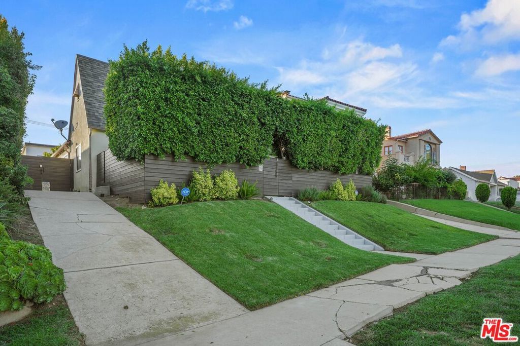 Photo of 1155 S Rimpau Boulevard, Los Angeles, CA 90019 (MLS # 25620477)