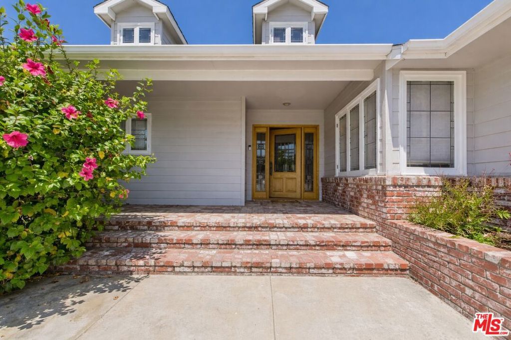 Photo of 4981 Noeline Avenue, Encino, CA 91436 (MLS # 26666661)