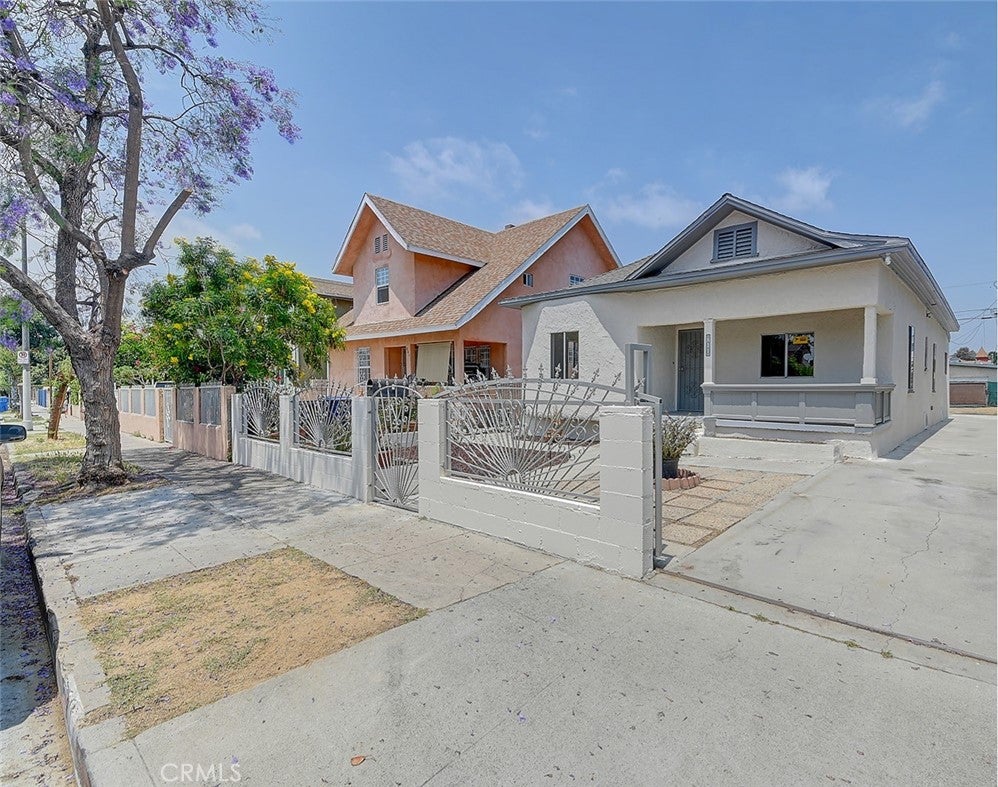 811 E 42nd PL