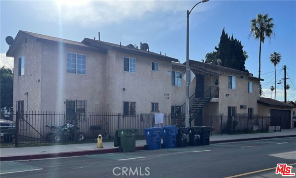 Great intercity investment opportunity on a 2001 built duplex. Duplex located near 110 fwy, close proximity to USC, Downtown LA, metro line and bus lines. Property has a small lot for less overhead expense on maintenance. Another great feature is the 2 car garage.