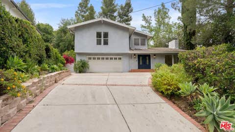 Photo of 22540 Margarita Drive, Woodland Hills, CA 91364 (MLS # 26855375)