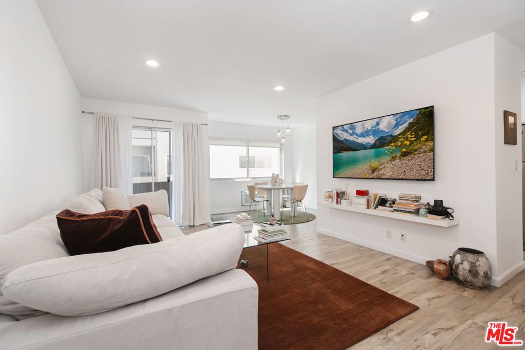 Photo of 525 N Sycamore Avenue #301, Los Angeles, CA 90036 (MLS # 25617791)