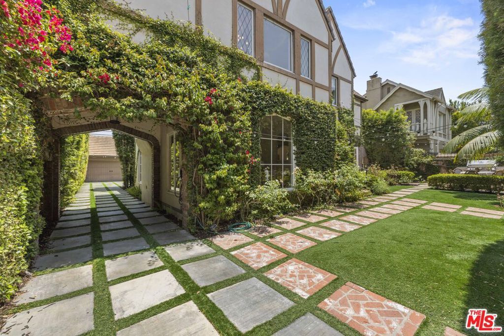 Photo of 736 S Cloverdale Avenue, Los Angeles, CA 90036 (MLS # 25547387)