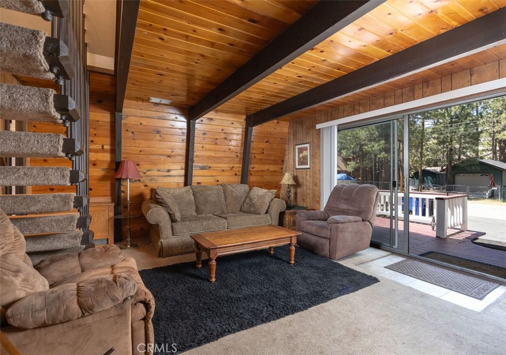 738 E Meadow Lane