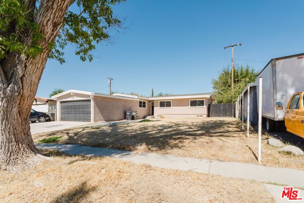 Photo of 713 W Avenue H10, Lancaster, CA 93534 (MLS # 26993271)