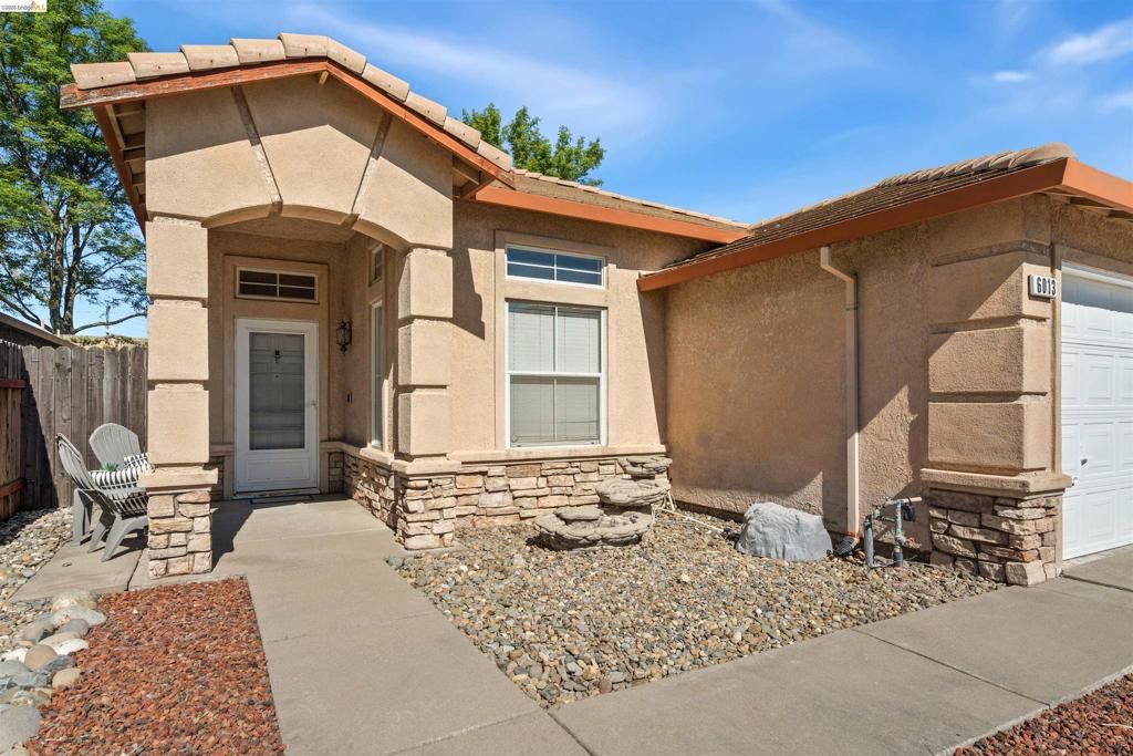 Photo of 6013 Bach CT Ct, Citrus Heights, CA 95621 (MLS # 41127950)