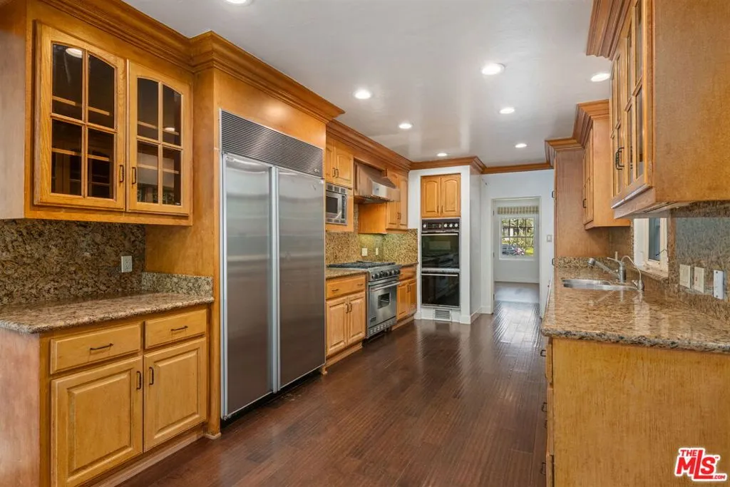 Los Angeles, California 90049, United States, 4 Bedrooms Bedrooms, ,4 BathroomsBathrooms,Residential,Active,240473