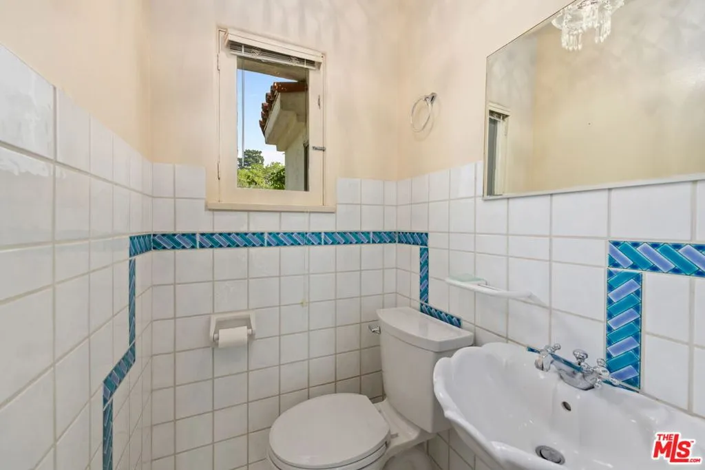 Los Angeles, California 90049, United States, 4 Bedrooms Bedrooms, ,4 BathroomsBathrooms,Residential,Active,240473