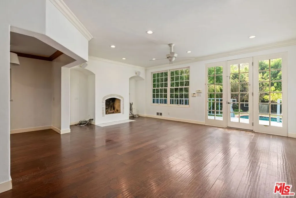 Los Angeles, California 90049, United States, 4 Bedrooms Bedrooms, ,4 BathroomsBathrooms,Residential,Active,240473