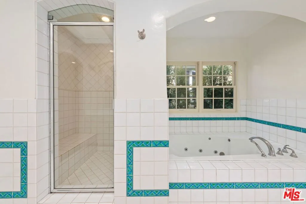 Los Angeles, California 90049, United States, 4 Bedrooms Bedrooms, ,4 BathroomsBathrooms,Residential,Active,240473