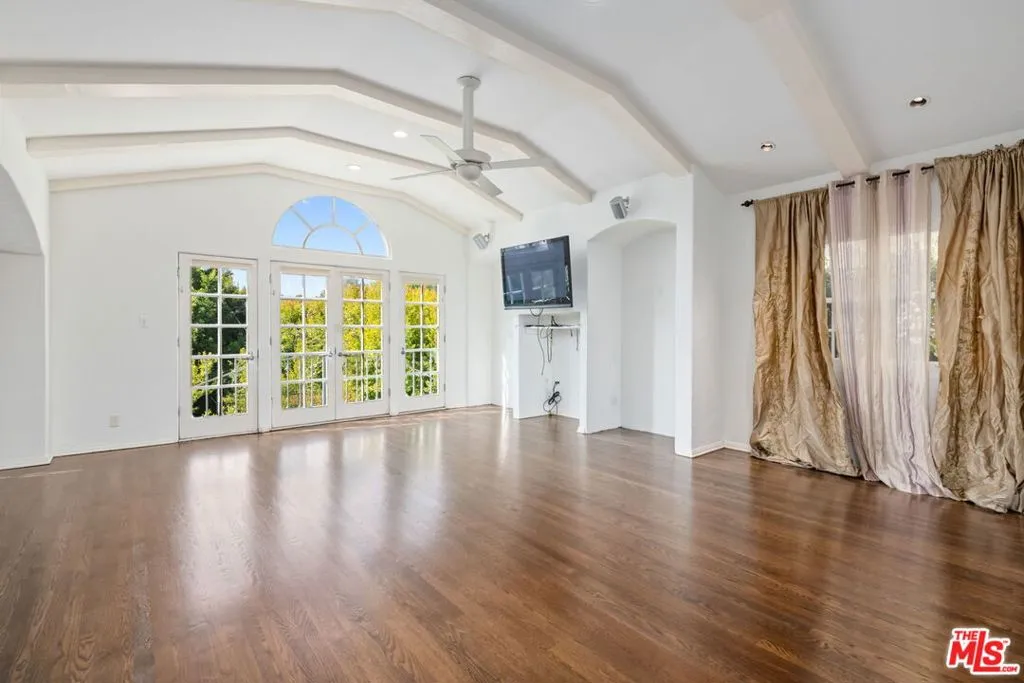 Los Angeles, California 90049, United States, 4 Bedrooms Bedrooms, ,4 BathroomsBathrooms,Residential,Active,240473