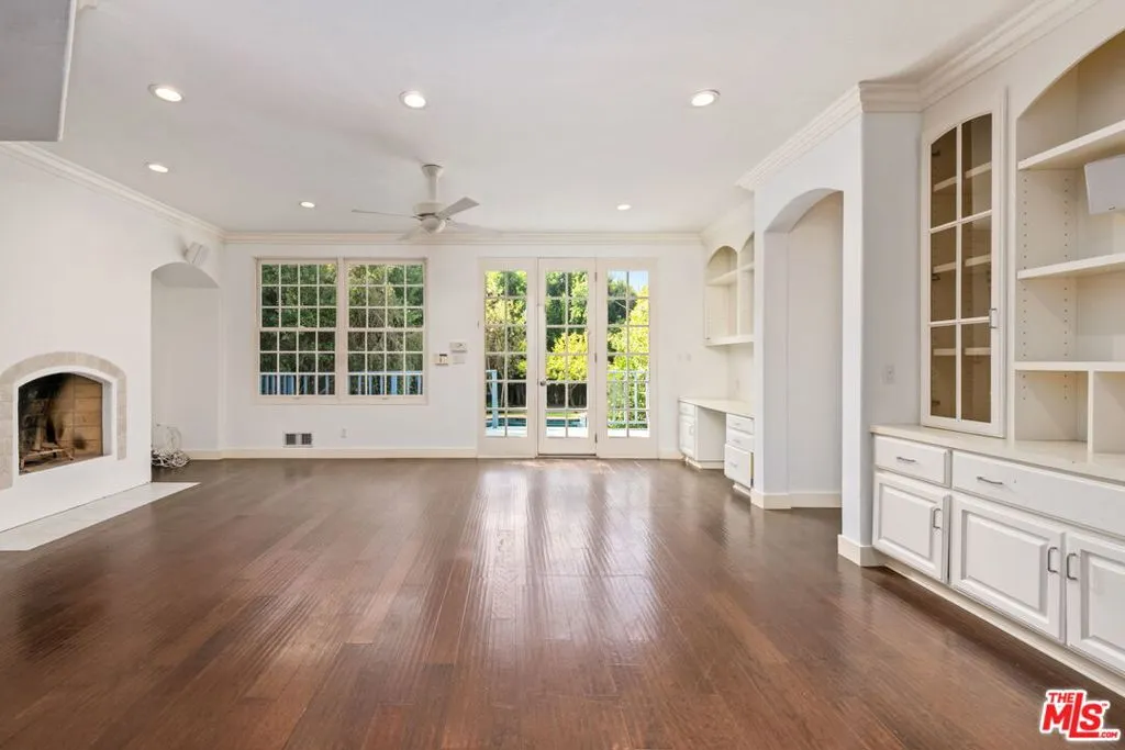 Los Angeles, California 90049, United States, 4 Bedrooms Bedrooms, ,4 BathroomsBathrooms,Residential,Active,240473