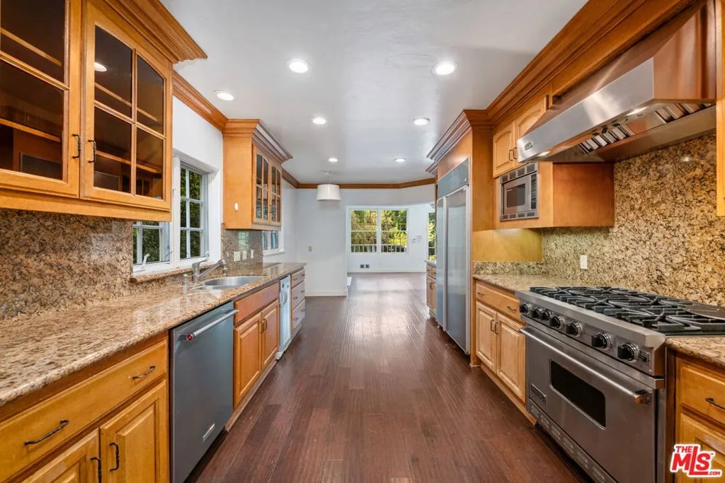 Los Angeles, California 90049, United States, 4 Bedrooms Bedrooms, ,4 BathroomsBathrooms,Residential,Active,240473