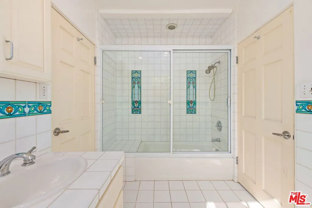 Los Angeles, California 90049, United States, 4 Bedrooms Bedrooms, ,4 BathroomsBathrooms,Residential,Active,240473