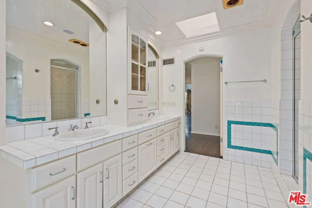 Los Angeles, California 90049, United States, 4 Bedrooms Bedrooms, ,4 BathroomsBathrooms,Residential,Active,240473