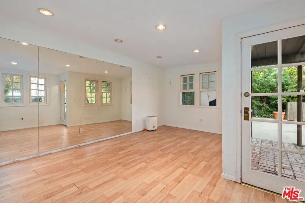 Los Angeles, California 90049, United States, 4 Bedrooms Bedrooms, ,4 BathroomsBathrooms,Residential,Active,240473