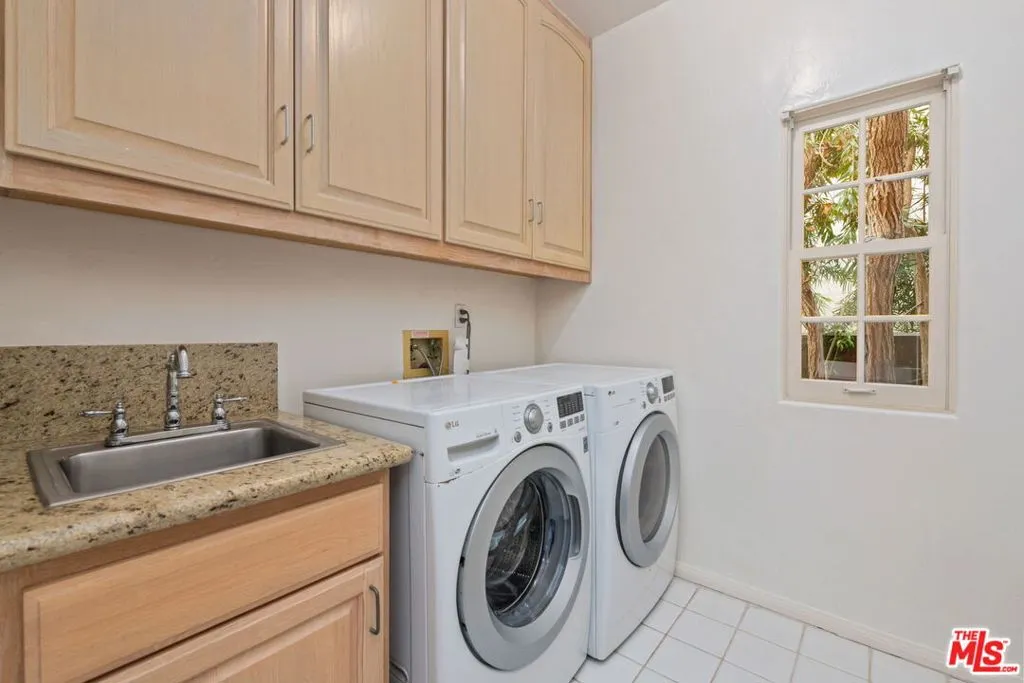 Los Angeles, California 90049, United States, 4 Bedrooms Bedrooms, ,4 BathroomsBathrooms,Residential,Active,240473