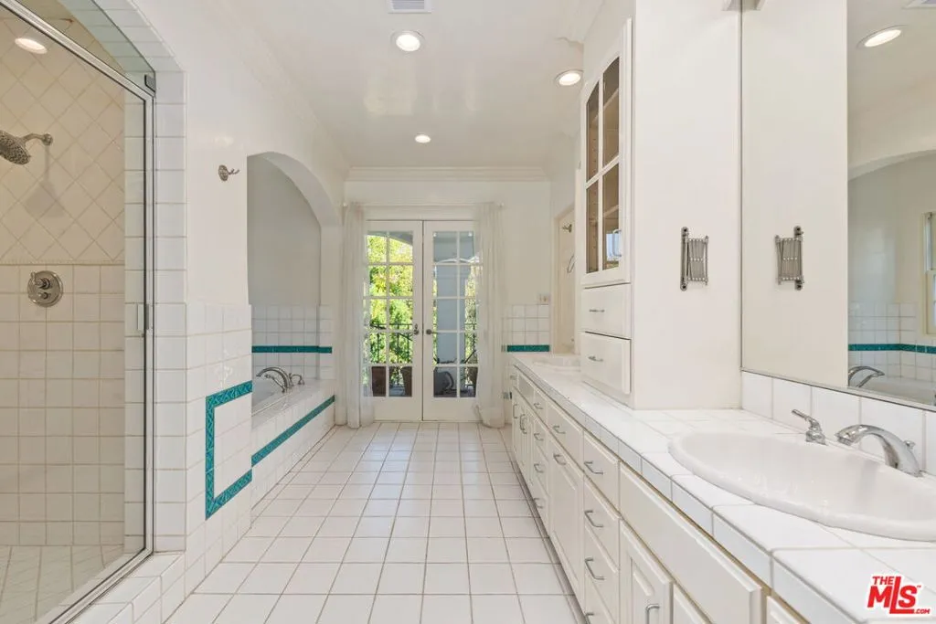 Los Angeles, California 90049, United States, 4 Bedrooms Bedrooms, ,4 BathroomsBathrooms,Residential,Active,240473