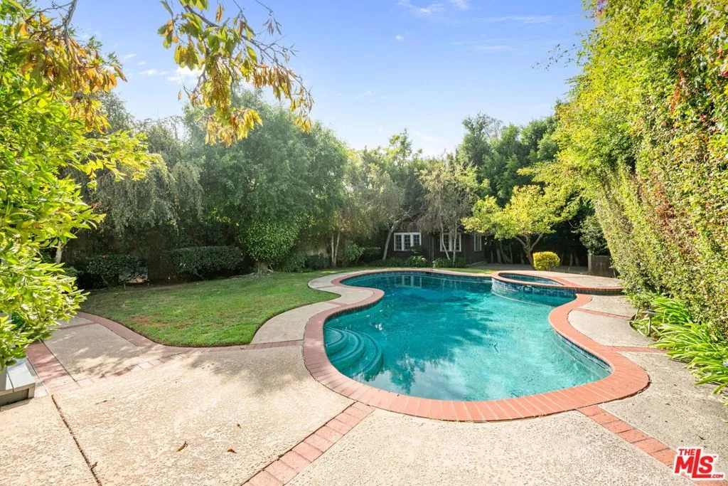 Los Angeles, California 90049, United States, 4 Bedrooms Bedrooms, ,4 BathroomsBathrooms,Residential,Active,240473