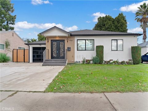 Photo of 17961 Martha Street, Encino, CA 91316 (MLS # SR26089828)