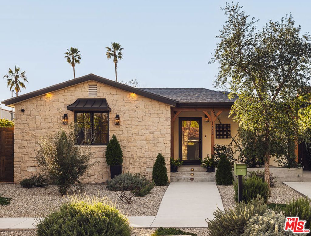 Photo of 133 N La Jolla Avenue, Los Angeles, CA 90048 (MLS # 26653047)