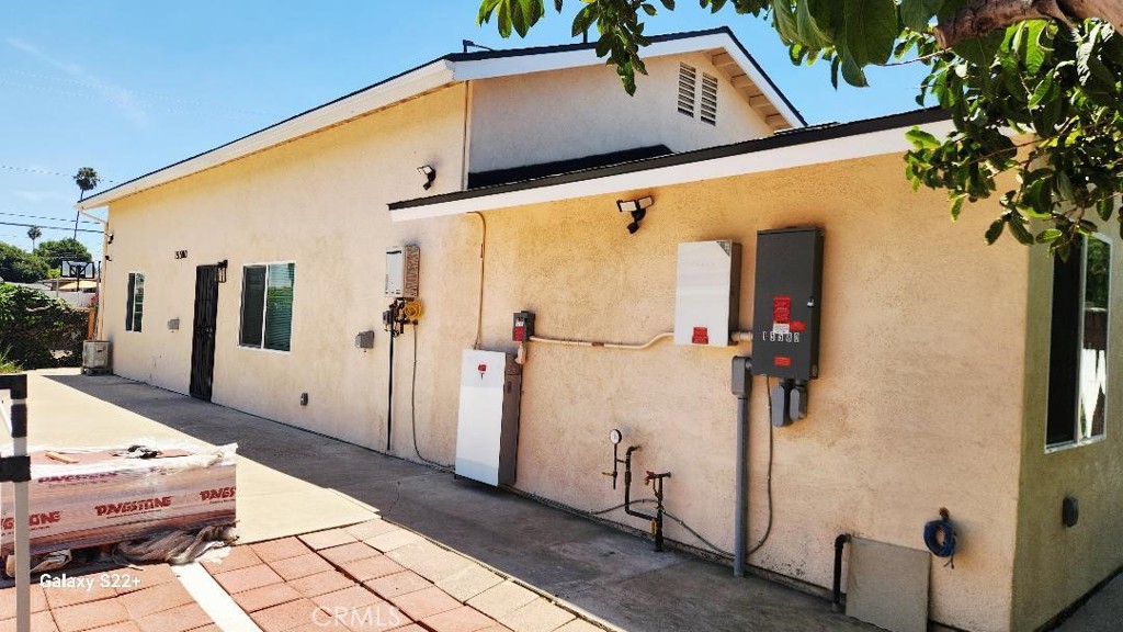 New home in Hacienda Height, 3 Bedroom/2Bathroom, solar system, EV car charge, Central Air conditioner, Front yard and back yard, close to Kwis Elementary School. Newton Middle School and Los Altos High School, convenient to the Market, Bank and everything.