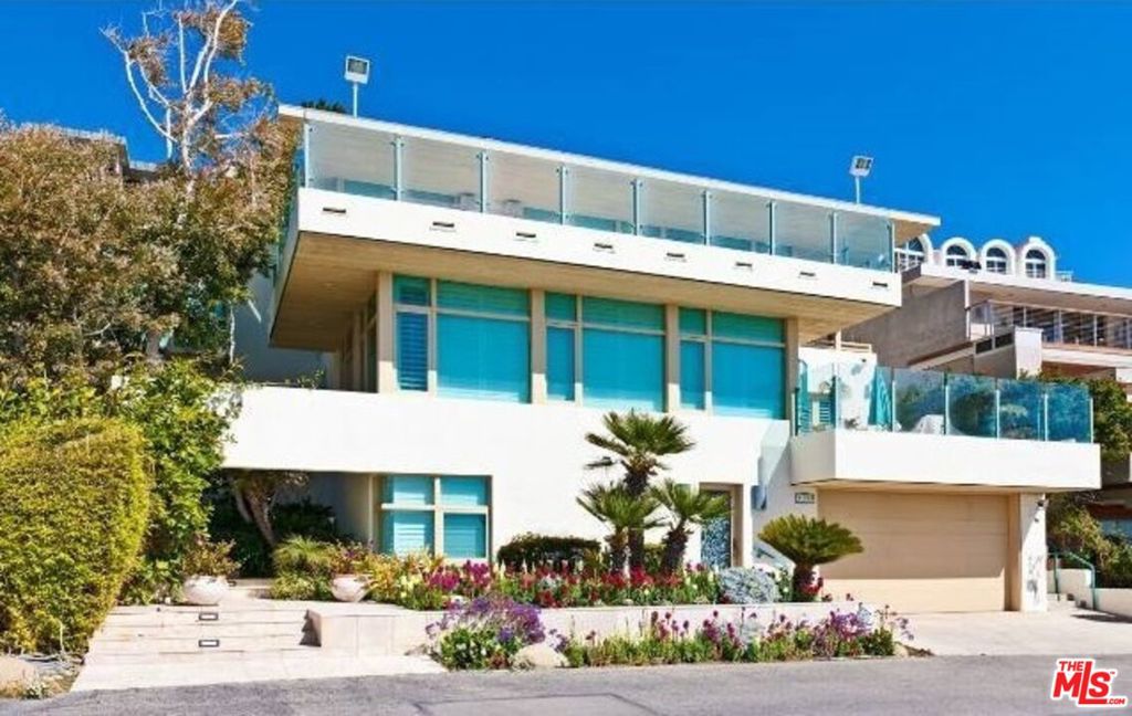 On exclusive Sea Level Beach, this 6 bedroom home was built to take advantage of the spectacular views from the living room, bedrooms and the spacious and open kitchen. The main deck has a spa with ocean view. The kitchen has a center island, top of the line appliances and 2 dishwashers. Breakfast area is filled with light and surrounded by walls of glass. There is a separate beach entrance with changing room and bathroom. The gym includes a treadmill, universal gym set and free weights. Wifi throughout. Beautiful landscaped area to relax and enjoy with family and friends.