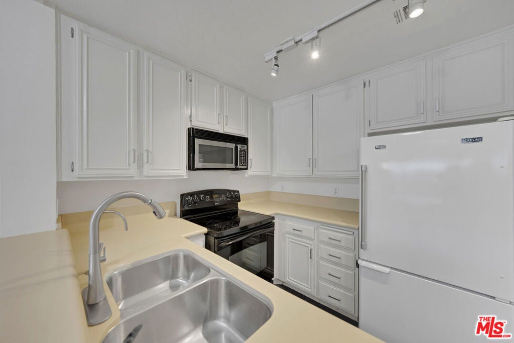 121 S Hope Street 429