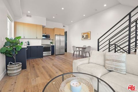 Photo of 1520 Magnolia Avenue #2, Los Angeles, CA 90006 (MLS # 26637989)