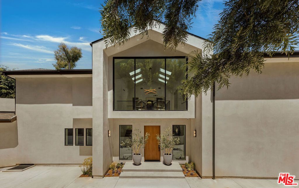 Photo of 14242 Valley Vista Boulevard, Los Angeles, CA 91423 (MLS # 26857333)