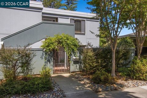 Photo of 1232 Fairlawn Court CT #4, Walnut Creek, CA 94595 (MLS # 41134136)