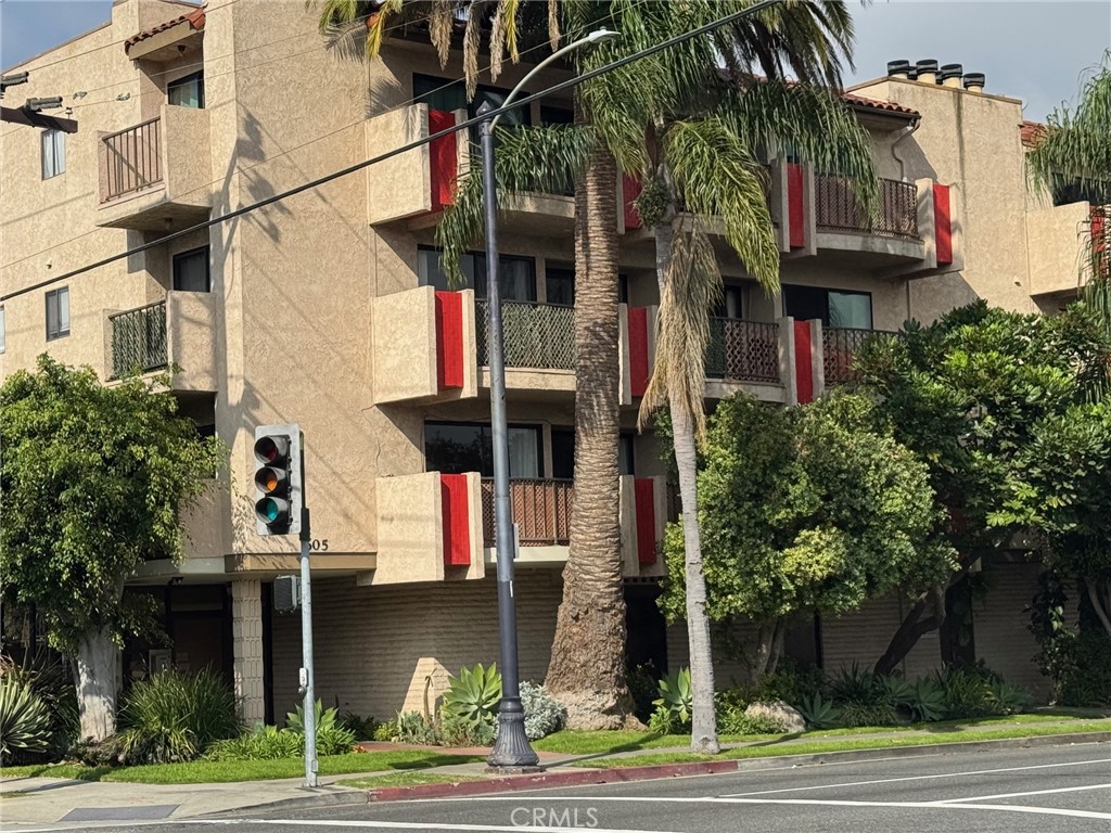 605 Redondo Avenue 206