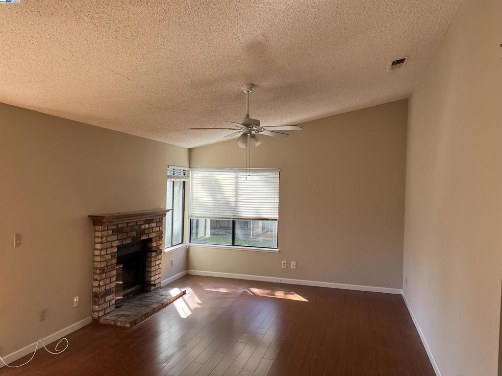 2 Bedrooms, 2 Bathrooms, 1001 Sq. Ft. 4400 Lot Size. Apply with RentSpree https://apply.link/9jkLeok