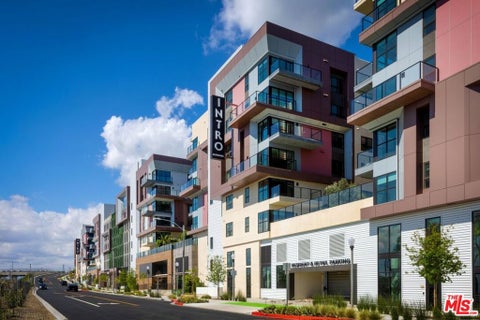 Photo of 800 N Front Street #1701, Burbank, CA 91502 (MLS # 26105521)